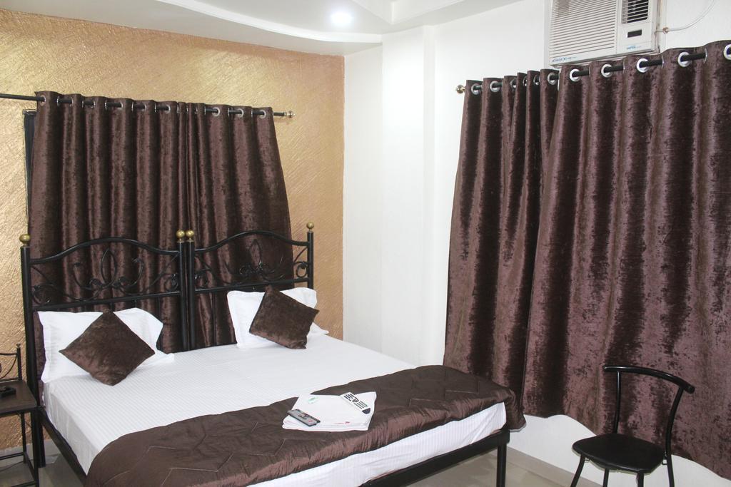 Hotel Preetam Aurangabad Bagian luar foto