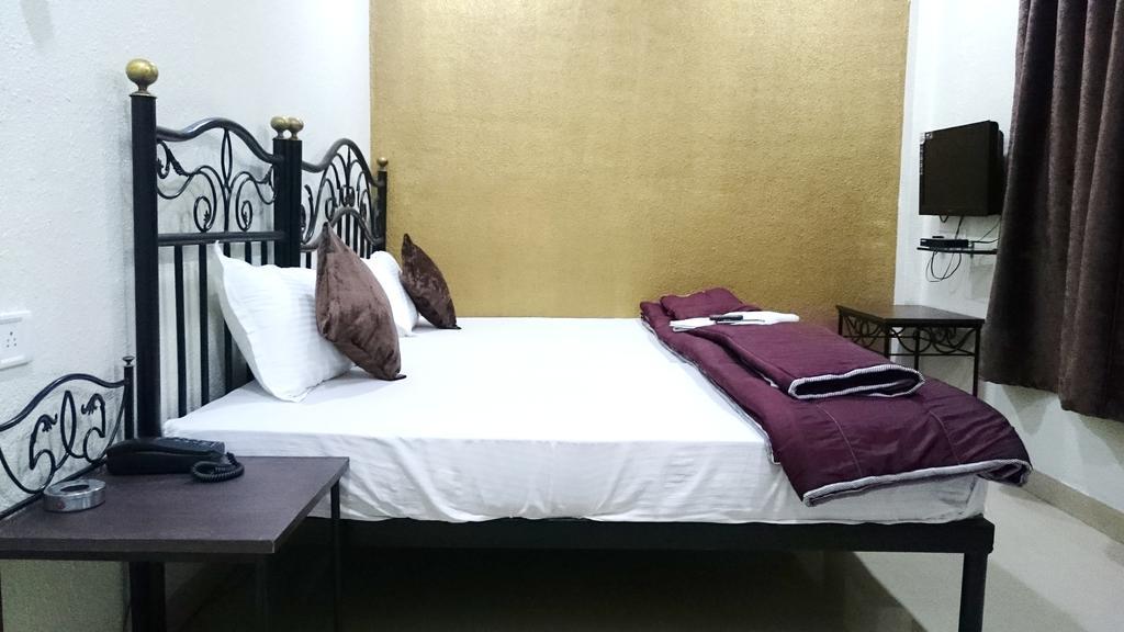 Hotel Preetam Aurangabad Bagian luar foto