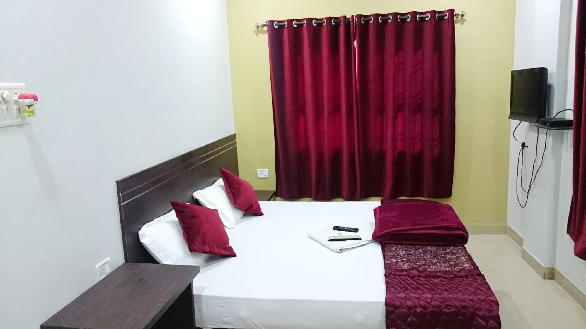 Hotel Preetam Aurangabad Bagian luar foto