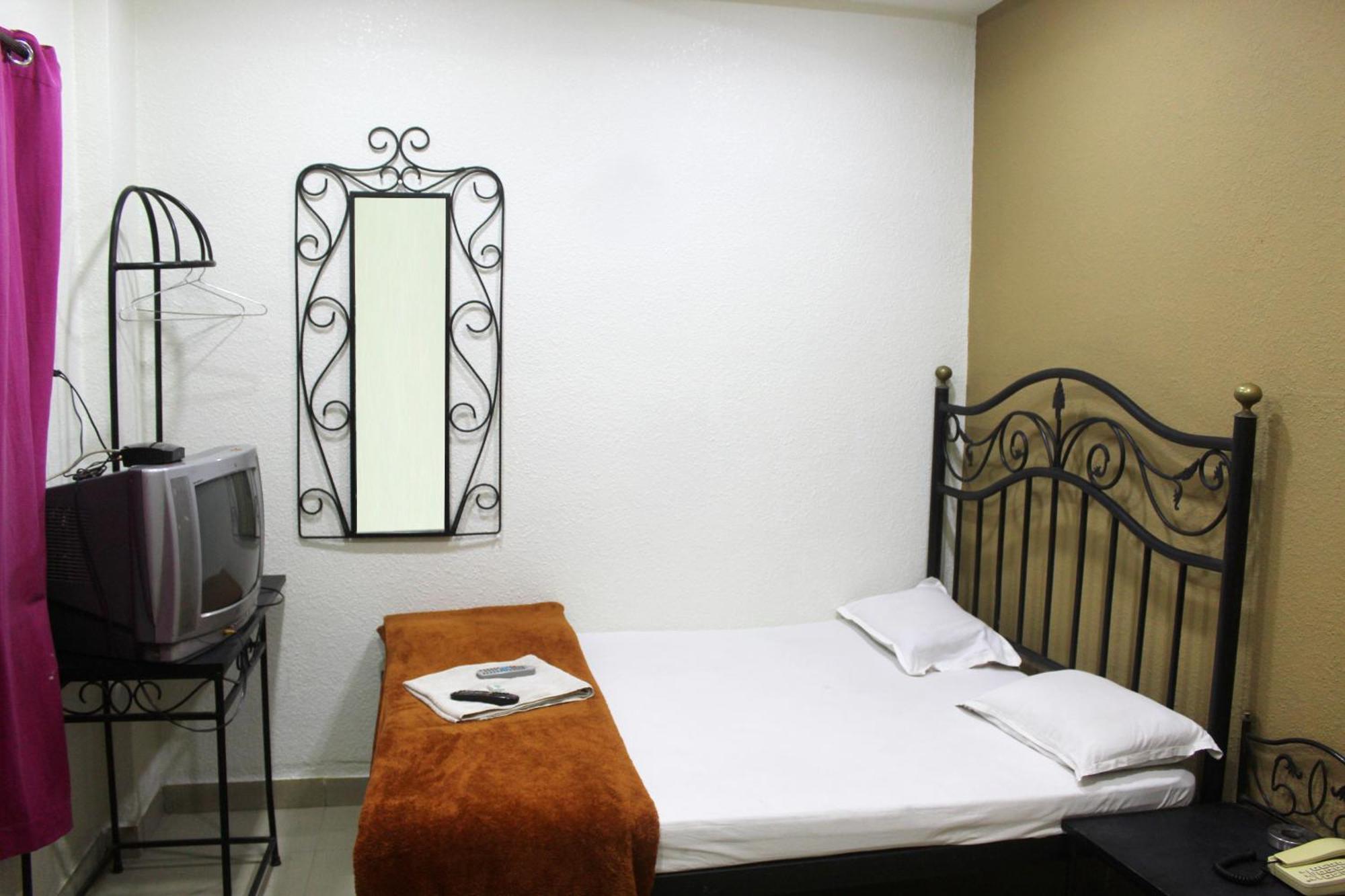 Hotel Preetam Aurangabad Bagian luar foto